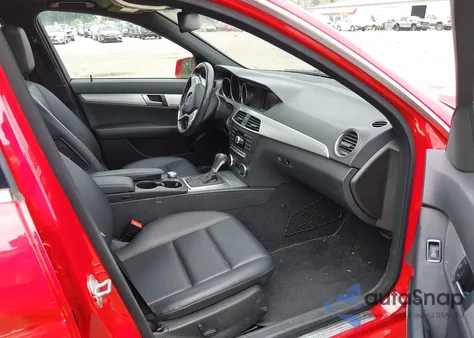 2013 Mercedes-Benz C 300 Sport 4Matic z USA, uszkodzony, nr VIN WDDGF8AB8DR265008